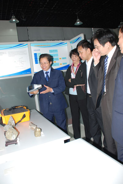 ΰ�¹���1946�ٷ���2011�����Ʒ��Genius XRF�ֳ�ʽ�Ĵ�Xӫ��������ϵ���������������ĸ߶ȹ�ע